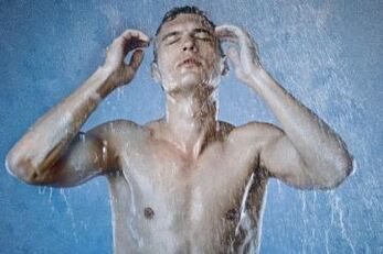 Kontrasztzuhanyzás egy férfi által a prosztata egészségéért